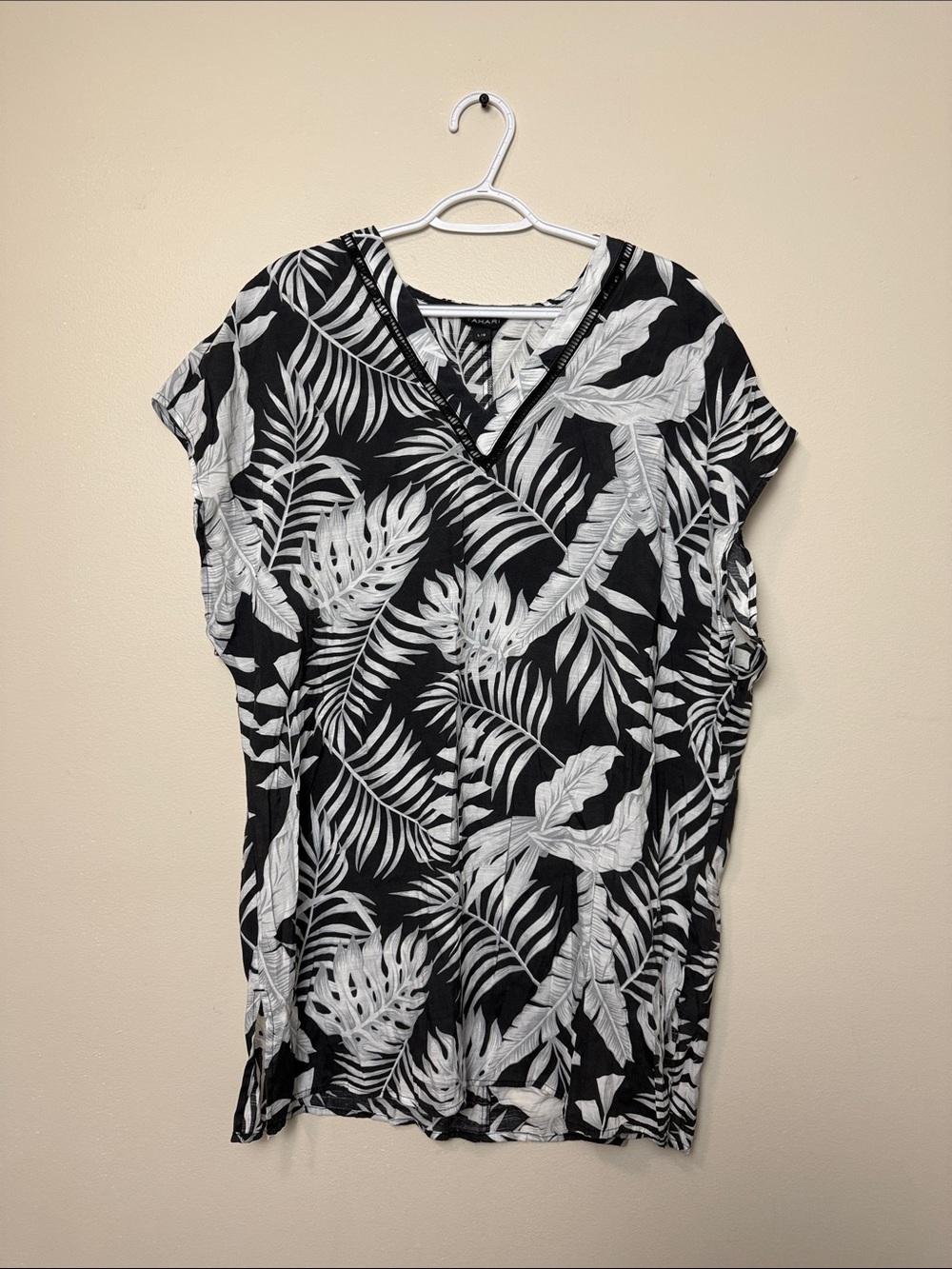 Tahari Black and White Tropical Leaf Swim Coverup size L